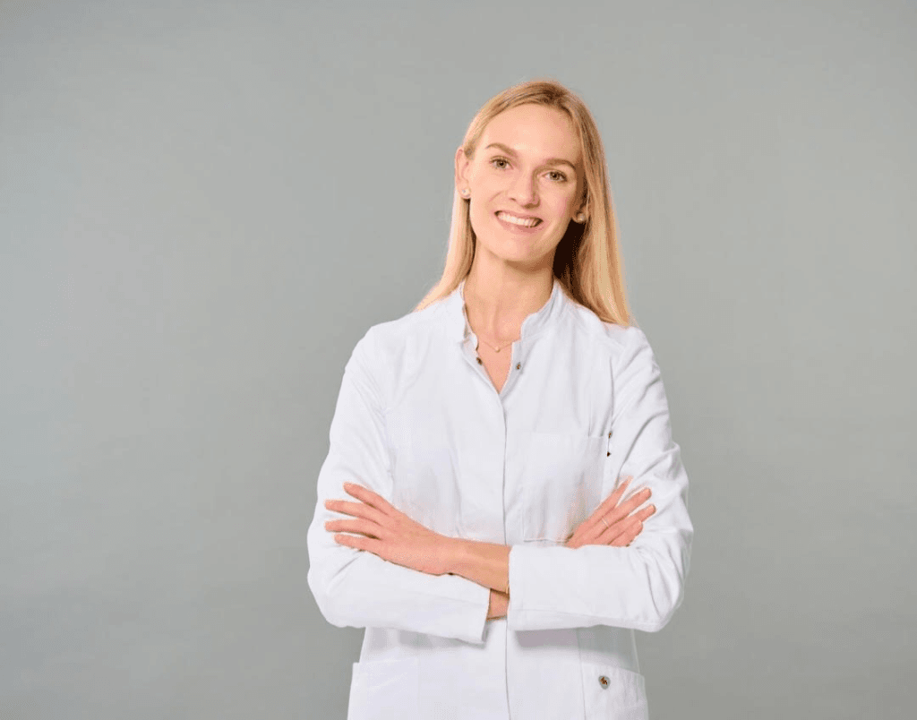Portrait MUDr. Adela Camrova — Ärztin für ästhetische Medizin